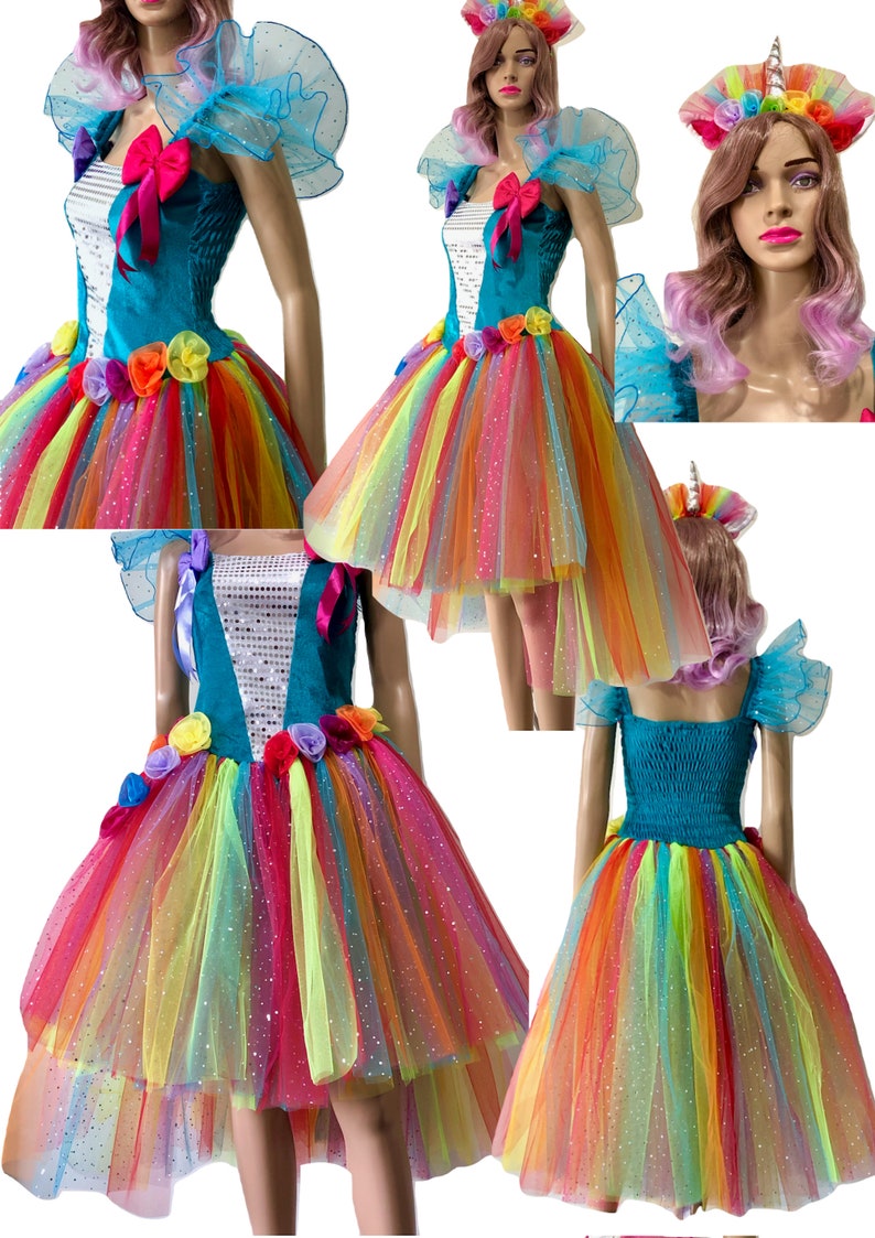 Pode incluir: Um vestido de tule arco-&iacute;ris com um corpete turquesa e um design branco brilhante. O vestido tem uma bainha alta-baixa e &eacute; decorado com flores coloridas. O vestido &eacute; perfeito para uma festa com tema de unic&oacute;rnio.