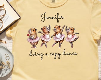 Camiseta de algodón personalizada con estampado de capibara y colores cómodos.