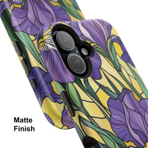 Funda magnética resistente a impactos para iPhone con efecto vidriera y lirios morados imagen 9