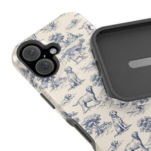 Funda magnética resistente a impactos para iPhone con diseño de Labrador Retriever en color azul Toile de Jouy imagen 15