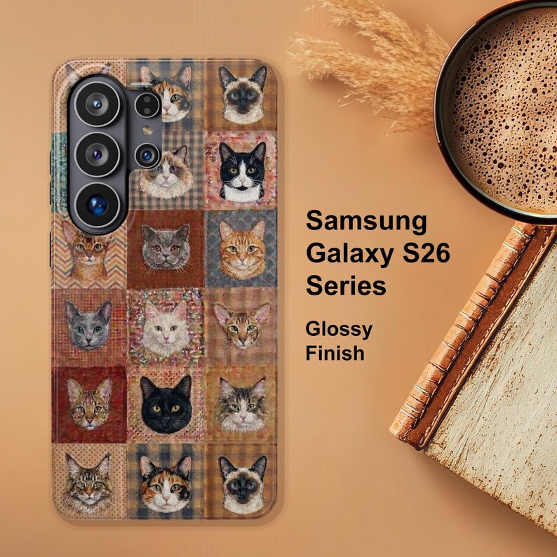 Puede incluir: Una funda para tel&eacute;fono de la serie Samsung Galaxy S26 con acabado brillante, que presenta un patr&oacute;n de cuadr&iacute;cula con varios retratos de gatos de diferentes colores y razas. El texto dice Samsung Galaxy S26 Series Glossy Finish.