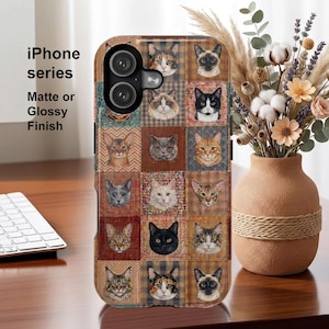 Puede incluir: Una funda rectangular para tel&eacute;fono de la serie iPhone con un patr&oacute;n de cuadr&iacute;cula de varias caras de gatos de diferentes colores y razas. La funda est&aacute; disponible en acabado mate o brillante y muestra un collage de retratos felinos en secciones.