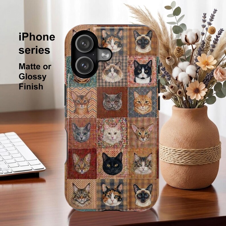 Puede incluir: Una funda rectangular para tel&eacute;fono de la serie iPhone con un patr&oacute;n de cuadr&iacute;cula de varias caras de gatos de diferentes colores y razas. La funda est&aacute; disponible en acabado mate o brillante y muestra un collage de retratos felinos en secciones.