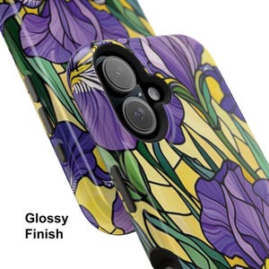 Puede incluir: Una funda para tel&eacute;fono con acabado brillante que presenta un patr&oacute;n de estilo vitral de flores de iris moradas y tallos verdes sobre un fondo amarillo. Incluye botones laterales negros y un recorte negro para dos lentes.