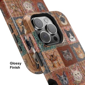 Puede incluir: Una funda para smartphone con acabado brillante que presenta un patr&oacute;n de patchwork de varios retratos de gatos en tonos marr&oacute;n, naranja y gris. El dise&ntilde;o incluye m&uacute;ltiples caras felinas sobre fondos texturizados con estampados de chevron y lunares.