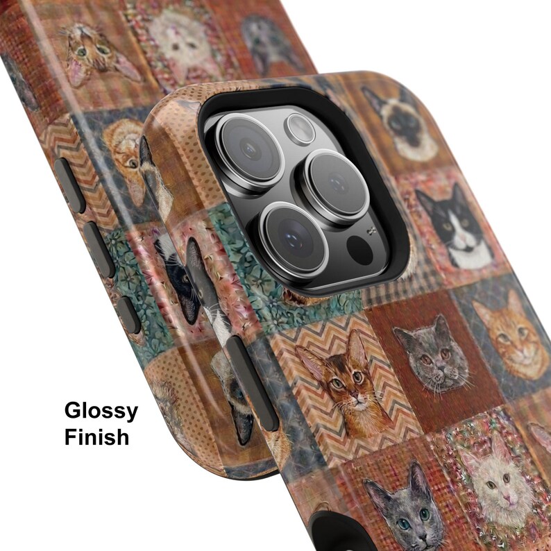 Puede incluir: Una funda para smartphone con acabado brillante que presenta un patr&oacute;n de patchwork de varios retratos de gatos en tonos marr&oacute;n, naranja y gris. El dise&ntilde;o incluye m&uacute;ltiples caras felinas sobre fondos texturizados con estampados de chevron y lunares.