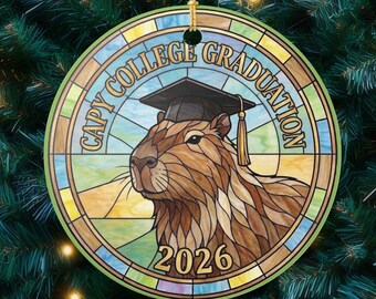 Adorno de cerámica personalizado con efecto vidriera de capibara para graduación universitaria. Empaque de regalo disponible.