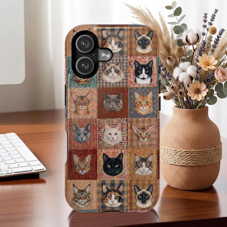 Puede incluir: Una funda de tel&eacute;fono rectangular que presenta una cuadr&iacute;cula de varios retratos de gatos en diferentes colores y patrones. El dise&ntilde;o incluye m&uacute;ltiples caras felinas, como gatos atigrados, calic&oacute;, siameses y negros, dispuestos en un dise&ntilde;o de mosaico estructurado.