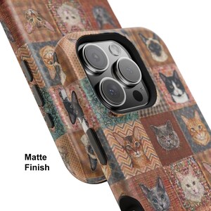 Puede incluir: Una funda para smartphone con acabado mate que presenta un dise&ntilde;o de patchwork con retratos de gatos en tonos marr&oacute;n, naranja y crema. La funda tiene un recorte negro para la c&aacute;mara y botones laterales negros, con un patr&oacute;n de caras felinas.