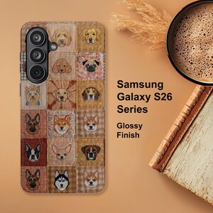 Może przedstawiać: Etui na telefon Samsung Galaxy S26 Series z błyszczącym wykończeniem, przedstawiające wz&oacute;r w kratkę z r&oacute;żnymi rasami ps&oacute;w w kwadratowych polach. Projekt zawiera ilustracje golden retrievera, mopsa, owczarka niemieckiego, husky i innych ps&oacute;w.