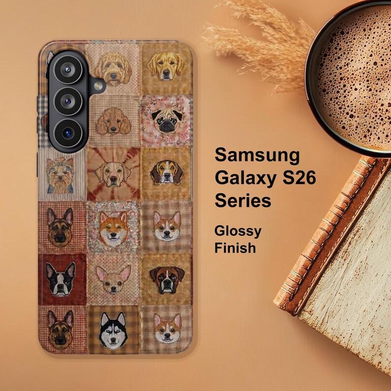 Może przedstawiać: Etui na telefon Samsung Galaxy S26 Series z błyszczącym wykończeniem, przedstawiające wz&oacute;r w kratkę z r&oacute;żnymi rasami ps&oacute;w w kwadratowych polach. Projekt zawiera ilustracje golden retrievera, mopsa, owczarka niemieckiego, husky i innych ps&oacute;w.