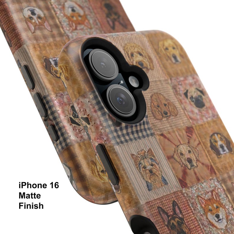Może przedstawiać: Etui na telefon iPhone 16 z matowym wykończeniem, przedstawiające wz&oacute;r patchworkowy z r&oacute;żnymi rasami ps&oacute;w w kwadratowych panelach. Etui posiada wycięcia na obiektywy aparatu i przyciski oraz widoczny tekst iPhone 16 Matte Finish.