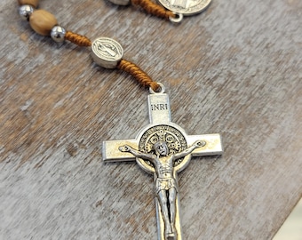 Terço de madeira de oliveira com medalhas de São Bento, terço católico feito à mão com contas de Jerusalém.