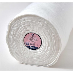 Può includere: Un rotolo di ovatta compressa resistente al calore di colore bianco, largo 61 cm, per quilting e artigianato. L'etichetta riporta "Heat Resistant Compressed Wadding Ouate Compressee Resistante a la Chaleur 100% Polyester / 170gsm  White / Blanc  24" Wide x 84" Long  #44473  Made in China  Homline"