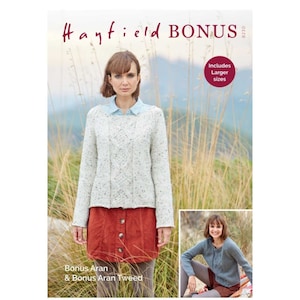 Puede incluir: Un folleto de patrones de tejido de punto con dos mujeres que llevan suéteres. La portada presenta a una mujer que lleva un suéter blanco con un diseño de punto de cable y una falda roja. El texto de la portada dice "Hayfield BONUS 8230 Incluye tallas más grandes Bonus Aran & Bonus Aran Tweed".
