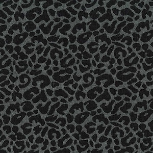 Op de afbeelding: Close-up van een stof met een luipaardprintpatroon. Het patroon heeft donkergrijze vlekken op een lichtere grijze achtergrond. De vlekken zijn onregelmatig van vorm en dicht opeengepakt, wat een textuur geeft.