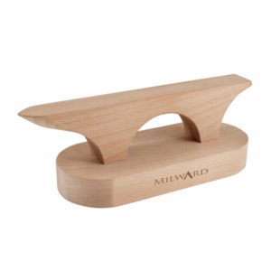 Può includere: Strumento di pressatura in legno con due archi e una base arrotondata. Lo strumento è in legno chiaro e ha la parola "MILWARD" incisa sulla base.