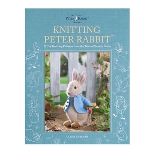Peut inclure: Un livre bleu intitulé "Knitting Peter Rabbit" avec une image d'un lapin en tricot Peter Rabbit. Le livre comprend 12 modèles de tricot de jouets tirés des contes de Beatrix Potter.