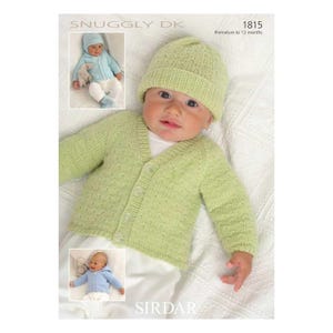 Op de afbeelding: Een baby in een lichtgroen gebreid vest en muts. Het vest heeft een knoopsluiting en een textuurpatroon. De afbeelding bevat ook twee kleinere foto's van een baby in een blauwe gebreide outfit. De tekst "SNUGGLY DK" en "1815" zijn zichtbaar.