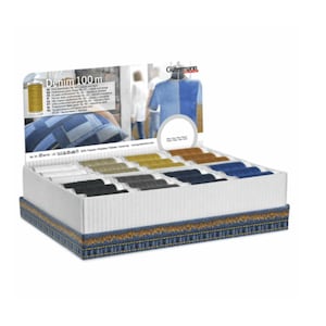 Può includere: Una scatola espositiva di bobine di filo Gutermann Denim 100m in vari colori. La scatola è decorata con un motivo in denim e il logo Gutermann. Il filo è progettato per cucire il denim e altri tessuti pesanti.
