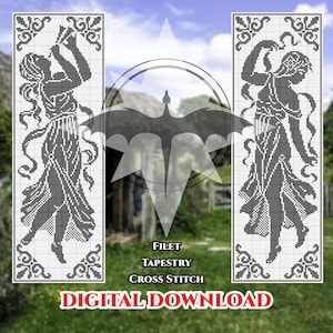Può includere: Due motivi a punto croce rettangolari verticali con sagome nere di figure in abiti fluenti su uno sfondo a griglia bianco. Il testo recita Filet Tapestry Cross Stitch Digital Download con un'icona di drago.