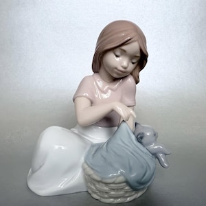 リヤドロ/ナオ 陶器の置物 猫と眠る少女、子猫 #1580 - Etsy 日本