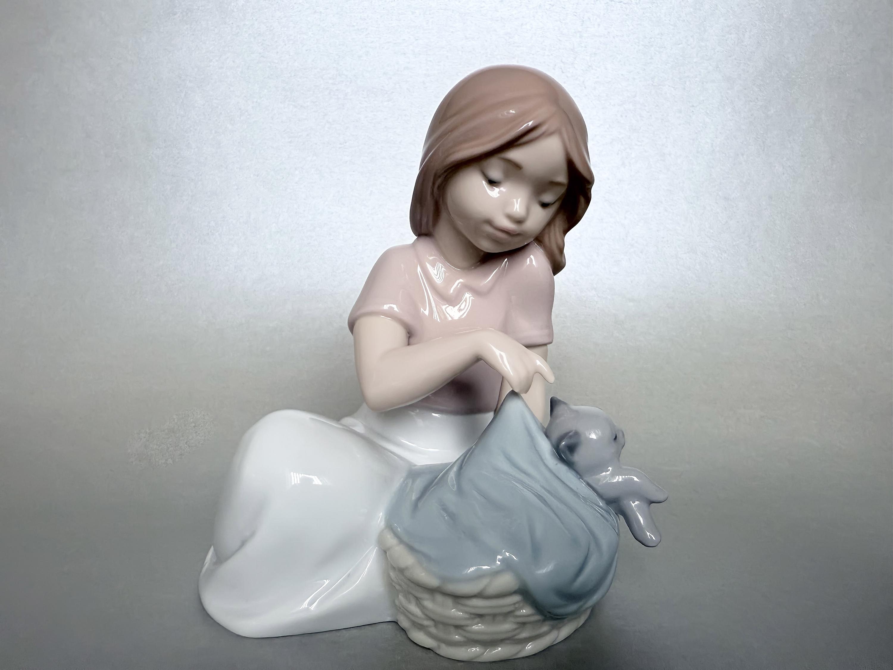 リヤドロ/ナオ 陶器の置物 猫と眠る少女、子猫 #1580 - Etsy 日本