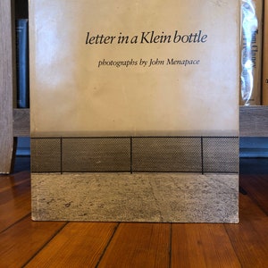 Carta en una botella de Klein - fotografías de John Menapace, primera edición, The Jargon Society 1984, firmada