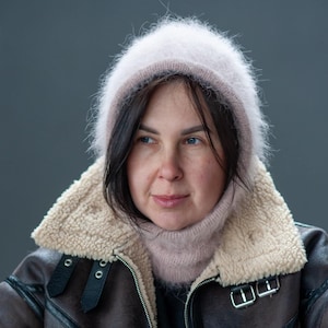 Restez au chaud avec style : cagoule en angora en tricot pour les avant-gardistes