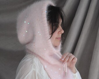 Knit Hood With Sequin Chameleon