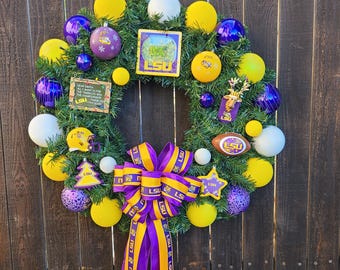 Corona navideña de 24" inspirada en Luisiana con luces LED controladas a distancia que funcionan con pilas