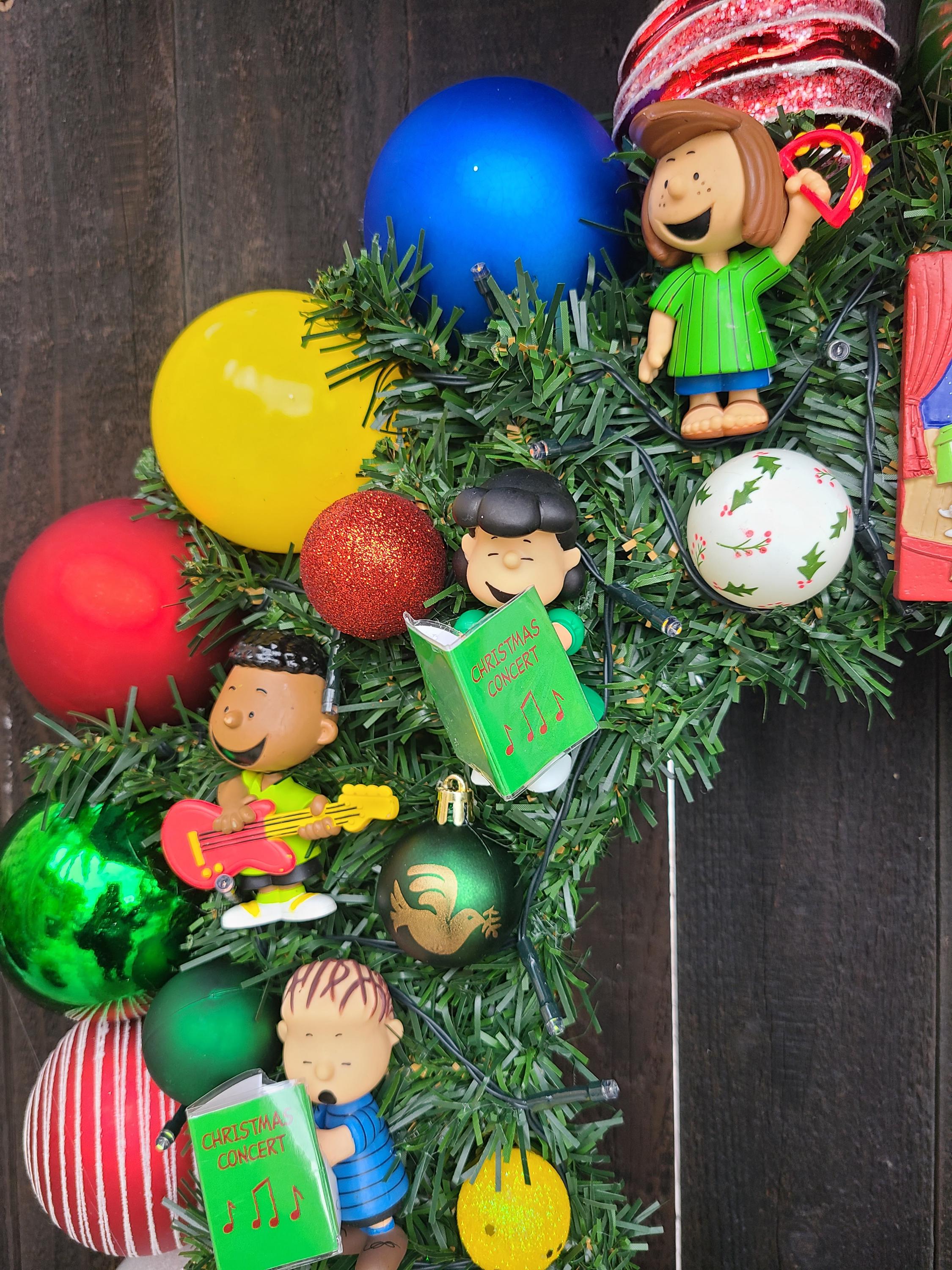 Peanuts Holiday Wreath: Snoopy and Friends, LED Lights, 24