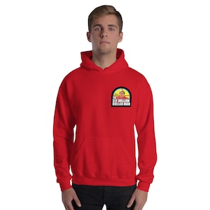 Op de afbeelding: Een rode hoodie met een voorzak en een kleine ronde patch op de borst. De patch toont een afbeelding van een man en de tekst "THE SIX MILLION DOLLAR MAN".