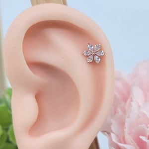 Zartes ROSGOLD Clear CZ Blüten Knorpel Piercing / Blütengröße: 7,5 mm / Verschiedene Post Bar Außengewinde und 20G ist erhältlich