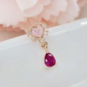 Piercing en forma de corazón con piedra rosa de oro rosa de 16 g con lágrima colgante de circonita cúbica fucsia. Disponible con varias barras roscadas externamente y de 20 g.