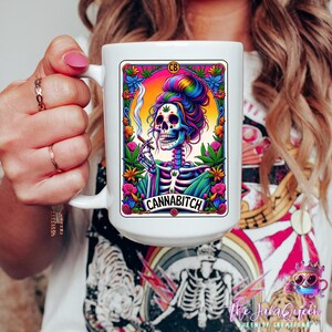 Caneca Cannabitch 420, xícara de café Stoner, presente engraçado de maconha, arte de carta de tarô de cannabis, utensílios para bebidas para entusiastas