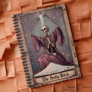 Caderno The Salty Bitch | Diário de esqueleto de tarô engraçado | Agenda estética gótica | Presente de bruxa sarcástica | Papelaria de humor negro