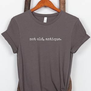 Funny Birthday T-Shirt &quot;not old, antique.&quot; Minimalist Sarcastic Humorous Over The Hill Old Age Birthday Party Gift Graphic Tee Cotton Shirt