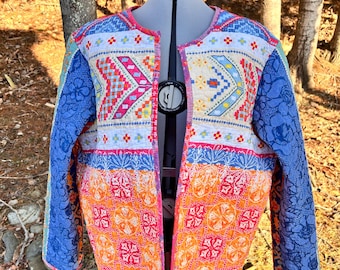 Casaco de colcha reciclado feito à mão - Casaco de retalhos de arco-íris boho colorido vintage moda sustentável