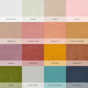 Pode incluir: Uma carta de cores com 16 amostras de tecido diferentes. As amostras est&atilde;o dispostas em uma grade de 4x4. As cores incluem branco &oacute;ptico, creme, areia, blush, avel&atilde;, argila do c&acirc;nion, torta de p&ecirc;ssego, mostarda de mel, malva, tijolo vermelho, a&ccedil;afr&atilde;o, tabaco, musgo, cinza claro, turquesa azul e carv&atilde;o.