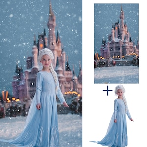 Op de afbeelding: Een jong meisje in een lichtblauwe jurk met een lange vlecht poseert voor een kasteel tijdens een sneeuwval. De jurk heeft lange mouwen en een zwierige rok. De achtergrond toont een groot kasteel met meerdere torens.