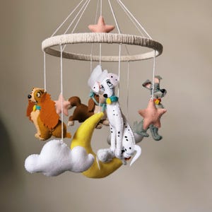 Babymobiel Disney Hondenkamerinrichting geïnspireerd op Disney Babyshowercadeau Vilt babywieg mobiel