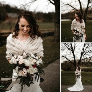 Op de afbeelding: Een bruid in een witte trouwjurk en een cr&egrave;mekleurige imitatiebont sjaal houdt een boeket witte en rode rozen vast. De afbeelding is een compositie van drie foto's die buiten in een park zijn gemaakt.