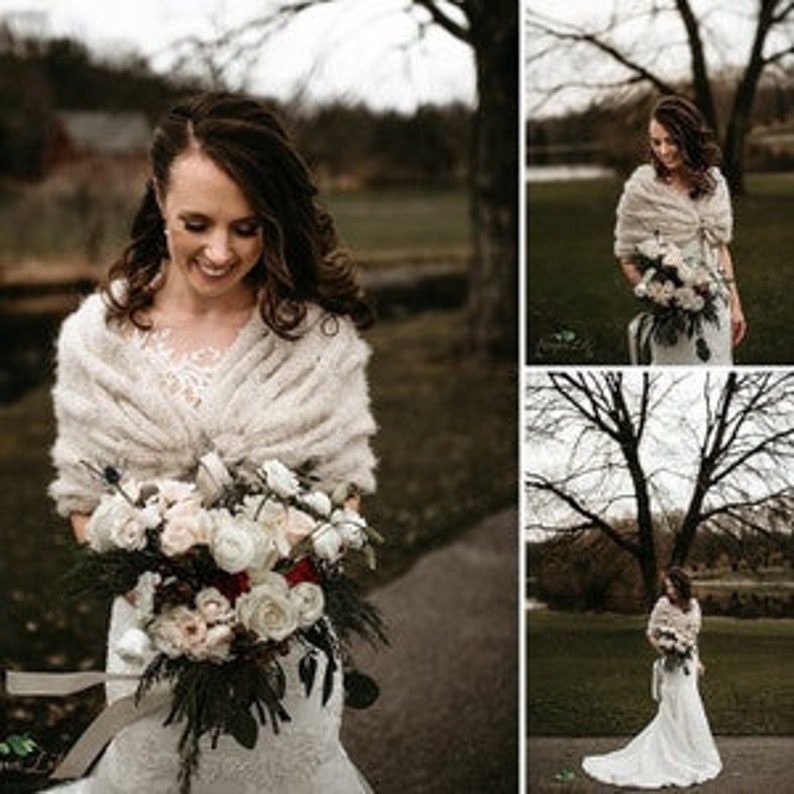 Op de afbeelding: Een bruid in een witte trouwjurk en een cr&egrave;mekleurige imitatiebont sjaal houdt een boeket witte en rode rozen vast. De afbeelding is een compositie van drie foto's die buiten in een park zijn gemaakt.