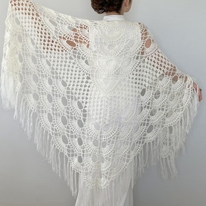 Châle de mariée, foulard au crochet, cache-vêtements ivoire, écharpe en laine, hiver, franges, cadeau de demoiselle d'honneur, soirée, dentelle, cape image 6