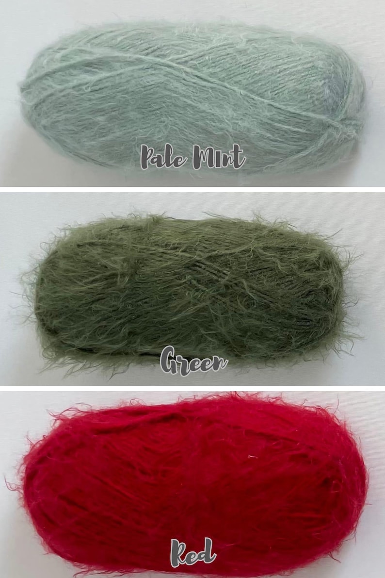 Op de afbeelding: Drie bollen garen in verschillende kleuren: lichtmint, groen en rood. Het garen heeft een zachte, donzige textuur. De kleuren zijn gelabeld met handgeschreven tekst: "Pale Mint", "Green" en "Red".
