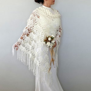 Châle de mariée, foulard au crochet, cache-vêtements ivoire, écharpe en laine, hiver, franges, cadeau de demoiselle d'honneur, soirée, dentelle, cape image 5