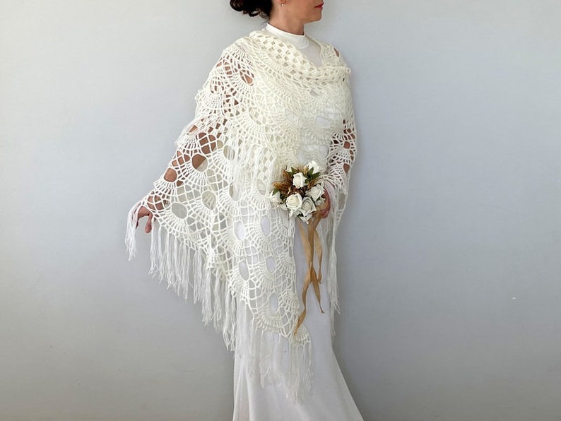 Châle de mariée, foulard au crochet, cache-vêtements ivoire, écharpe en laine, hiver, franges, cadeau de demoiselle d'honneur, soirée, dentelle, cape image 5