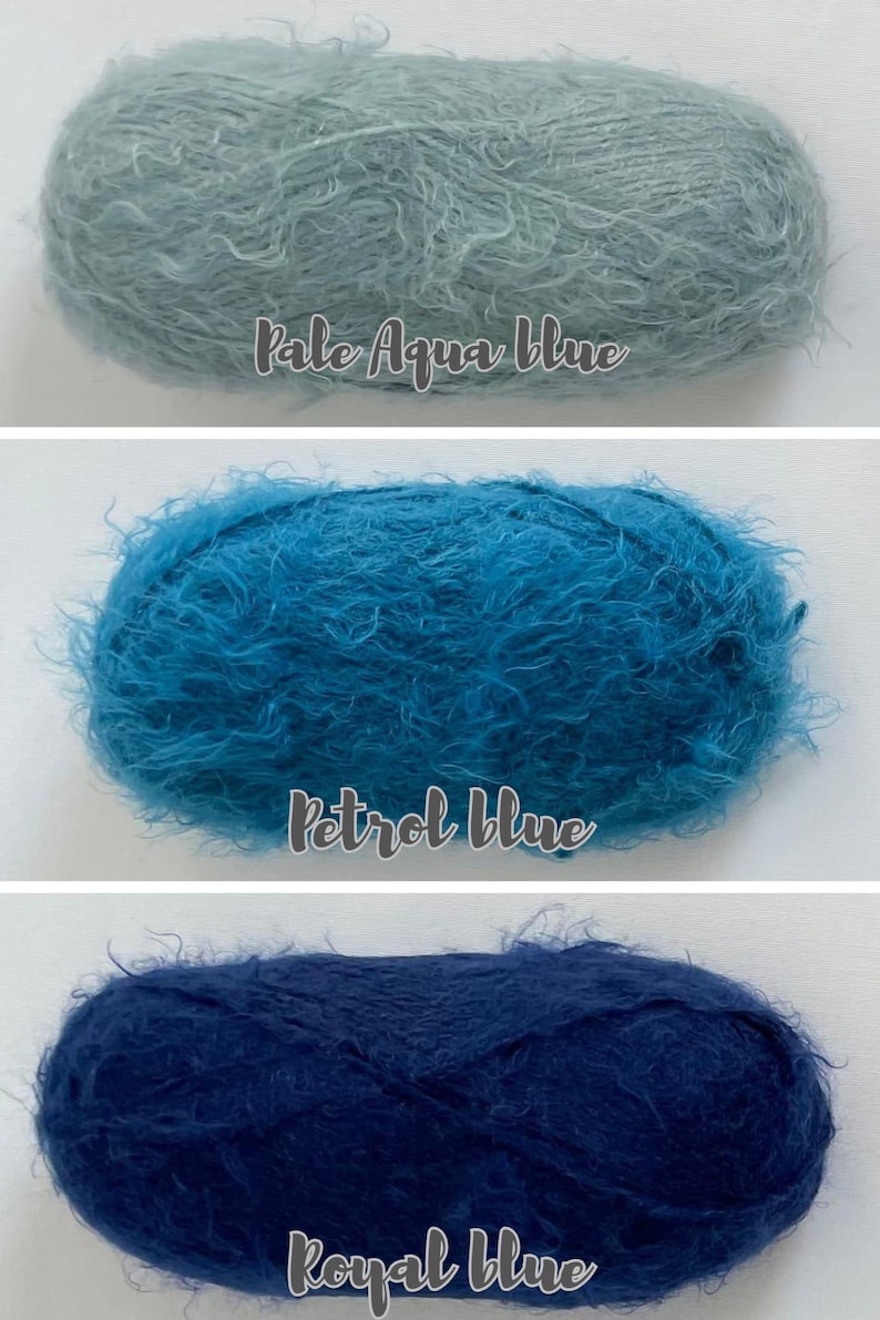 Op de afbeelding: Drie pluizige bollen garen in blauwtinten. De bovenste bol is licht aquablauw, de middelste petrolblauw en de onderste koningsblauw. Elke bol heeft een label met zijn kleurnaam.