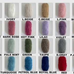 Op de afbeelding: Een verzameling garen in verschillende kleuren, waaronder wit, ivoor, beige, roze, paars, groen, blauw en zwart. Elk garen is gelabeld met zijn kleurnaam, zoals "Wit", "Hot Pink" en "Rood."